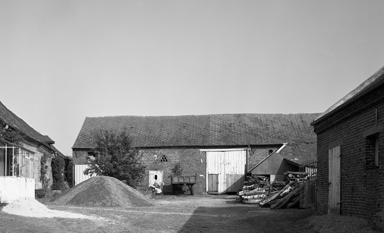 Façade du bâtiment à usage de grange et étable.