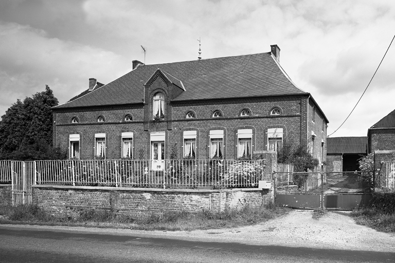 Vue générale du logis et de l'entrée de la ferme. ; Boué, ferme (étudiée), la Folie, 1 route du Nouvion.