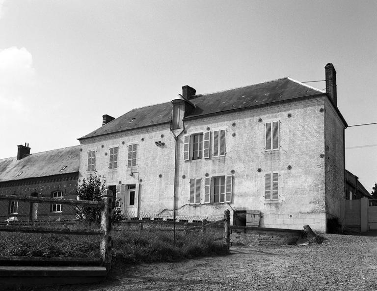 Le logis. Façade sur la cour.