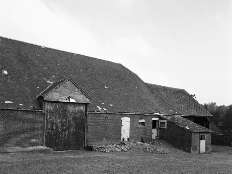 La grange et le hangar. Façades sur la cour.