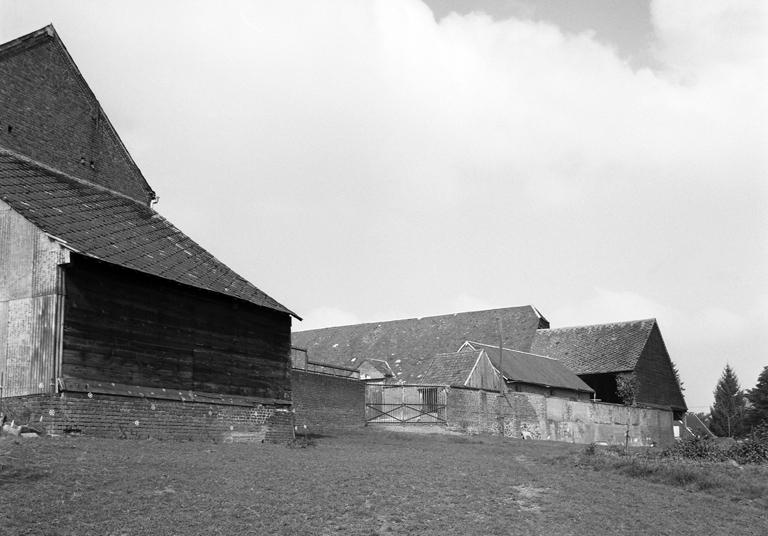 Vue de situation, en contrebas de la cour.