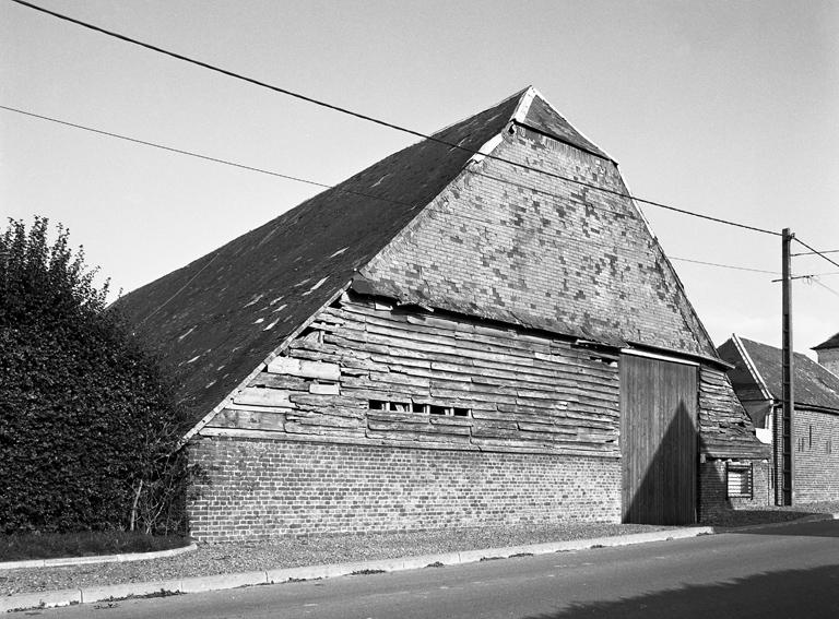 La grange. Le pignon aligné sur la rue.