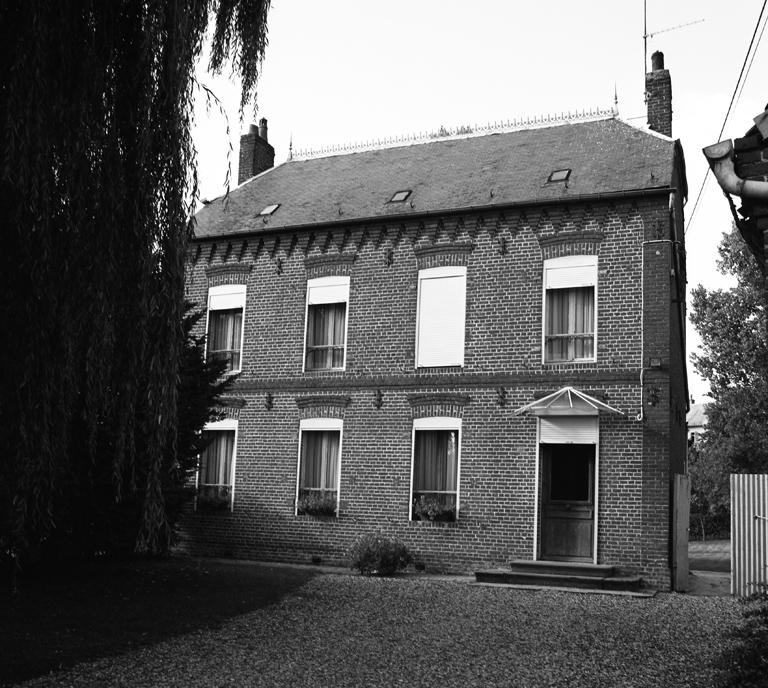 La Neuville-lès-Dorengt. Maison (étudiée),  2 rue de la Fontaine à Pommiers. ; Le logis.