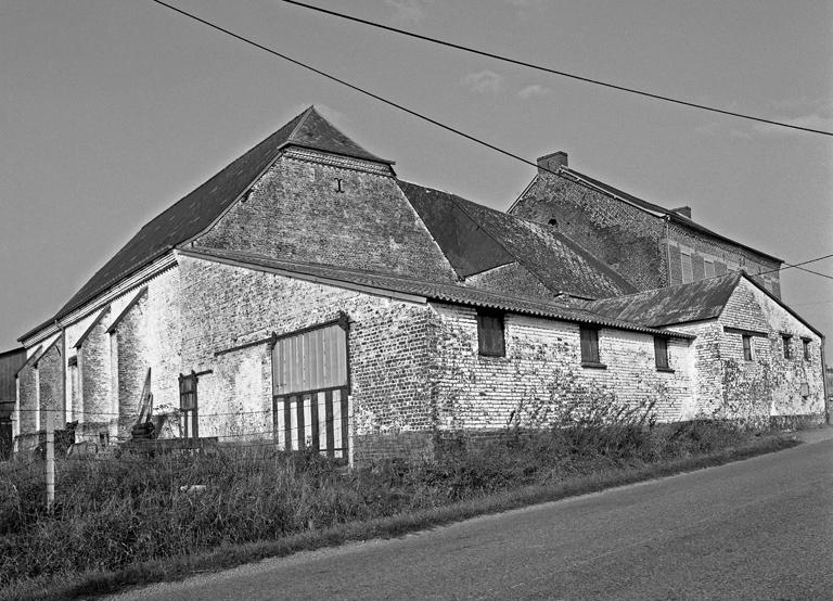 La Neuville-lès-Dorengt. Ferme au Bosquet-Carré (étudiée), 3 route d' Esquéhéries. ; Vue de situation depuis la route, à l'ouest.