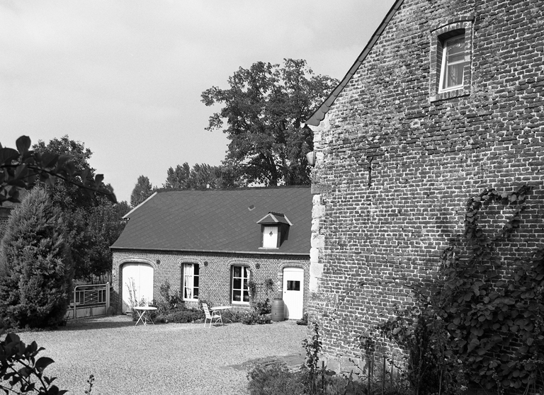 Anciennes étables : élévation sur cour.