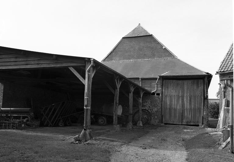 La grange et le hangar attenant.