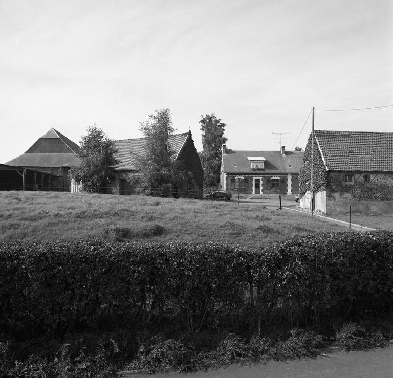 La Neuville-lès-Dorengt. Ferme (étudiée), 6 rue d'Etreux. ; Vue de situation.