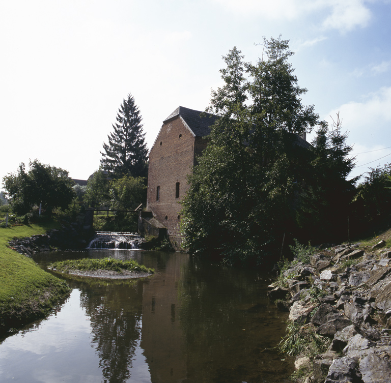 La Neuville-lès-Dorengt. Le moulin. ; Vue de situation depuis le Noirieux. ; Ancien moulin à farine.