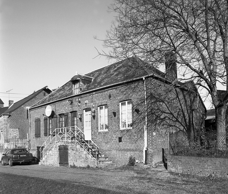 Vue générale. ; Esquéhéries, maison (étudiée), 18-20 rue du Général-de-Gaulle.