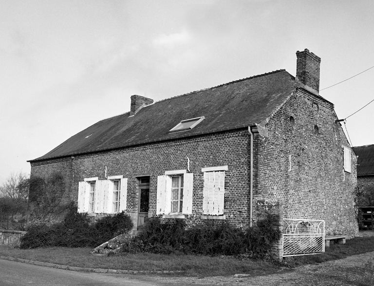 Vue générale du logis depuis le sud-ouest. ; Esquéhéries, ferme (étudiée), le Grand-Wez, 16 route du Grand-Wez.