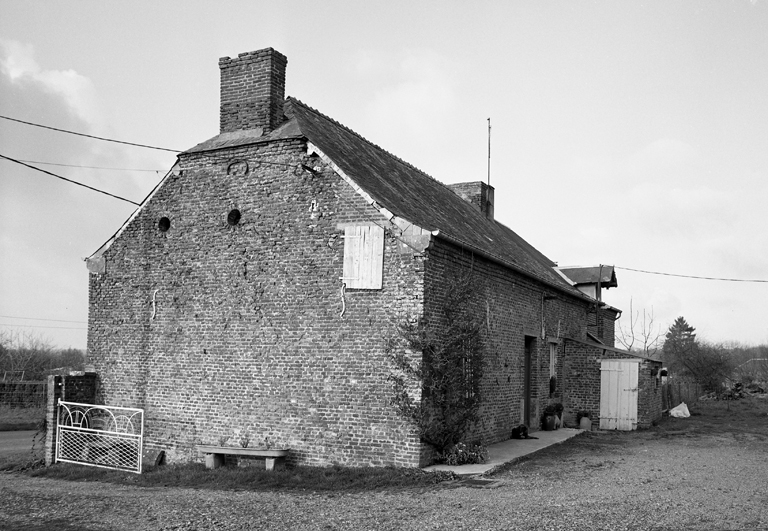 Vue du logis, depuis  la cour de la ferme.