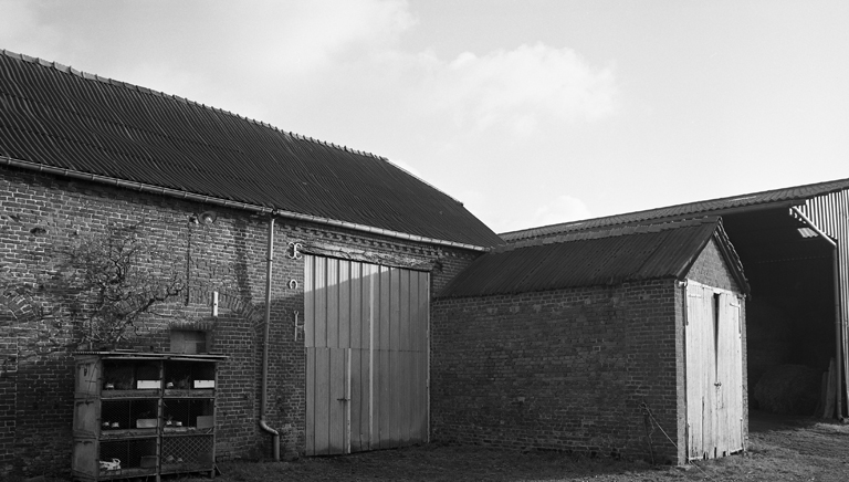 Vue partielle de la grange et de la remise.