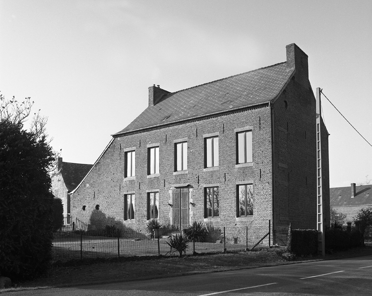 Esquéhéries, ancienne ferme (étudiée), le Sarrois, 45 route du Grand-Wez. ; Vue générale du logis, depuis le sud-est.