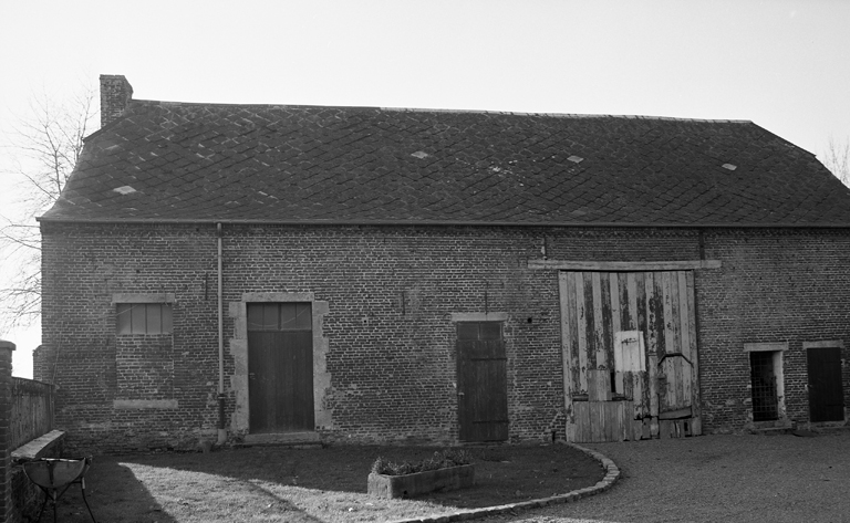 Vue partielle de l'élévation qur cour du bâtiment à usage de grange, étable et remise.