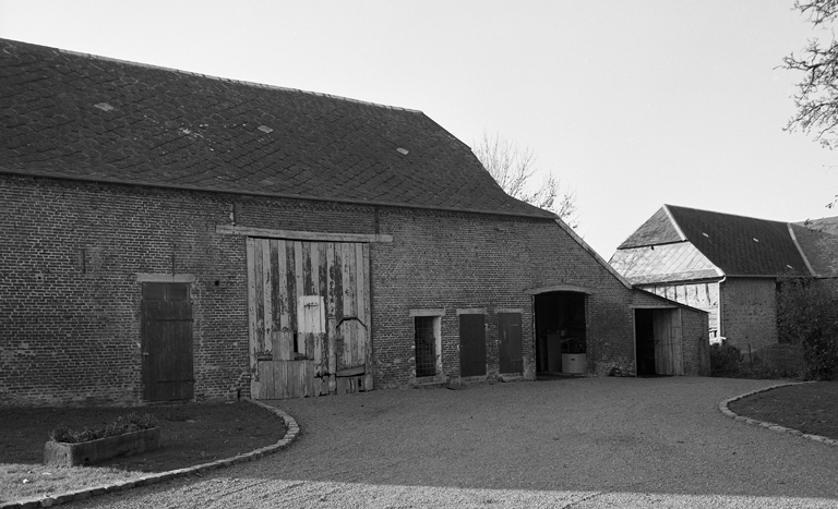 Vue partielle de l'élévation qur cour du bâtiment à usage de grange, étable et remise.