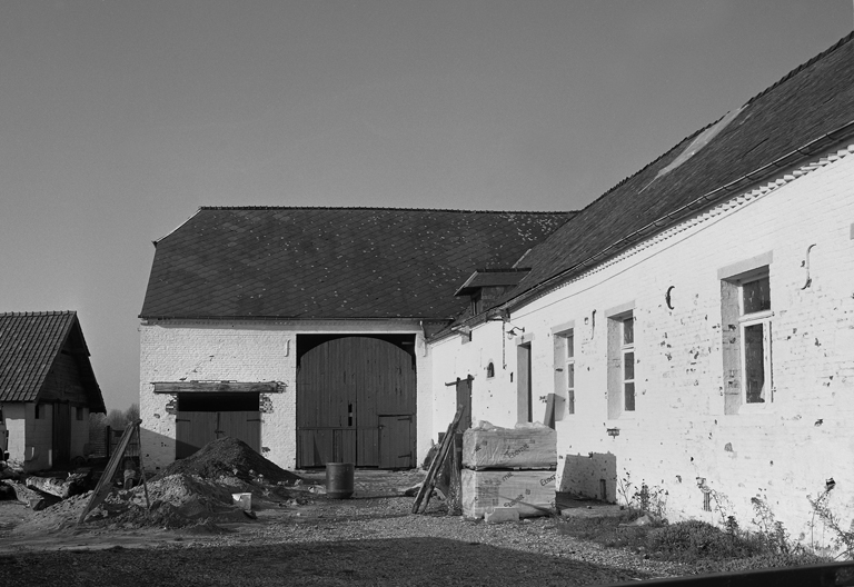 Vue partielle du logis et de la grange.