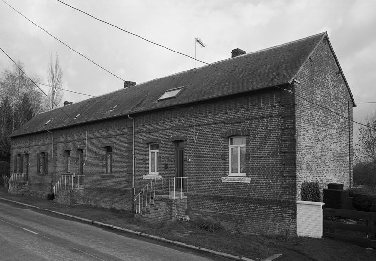 Vue générale. ; Esquéhéries, maison d'ouvriers (étudiée), la Petite-Rue, 14 à 18 rue dite de la Petite-Rue.