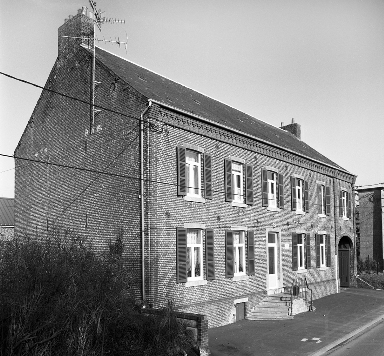 Esquéhéries, ancienne maison de notable (étudiée), 13 rue du 8-Mai. ; Vue générale.