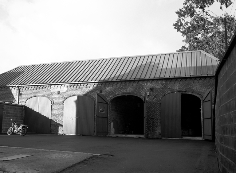 Vue des remises, en fond de cour.