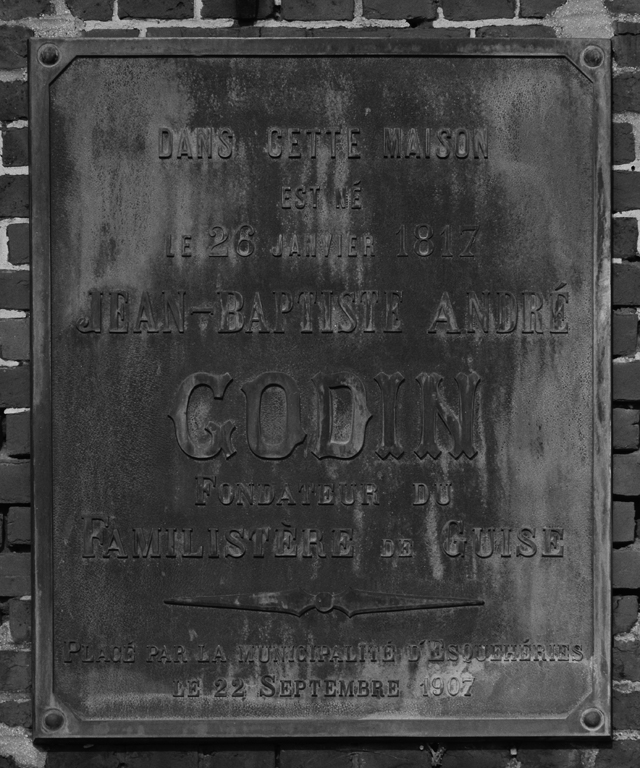 Plaque apposée en 1907 sur la façade du logis signalant que Jean-Baptiste Godin est né en ce lieu en 1817.