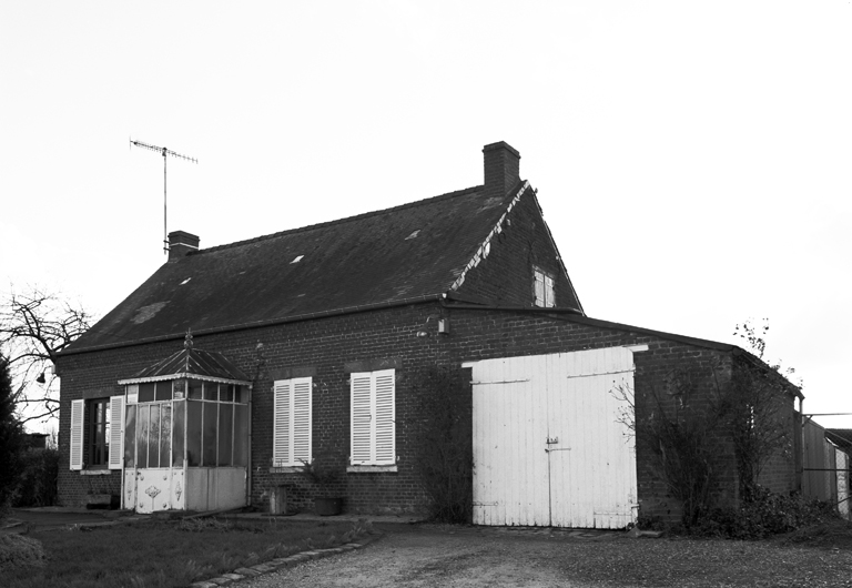 Esquéhéries, maison (étudiée), la Rue-des-Pires, 2 rue des Pires. ; Vue générale.