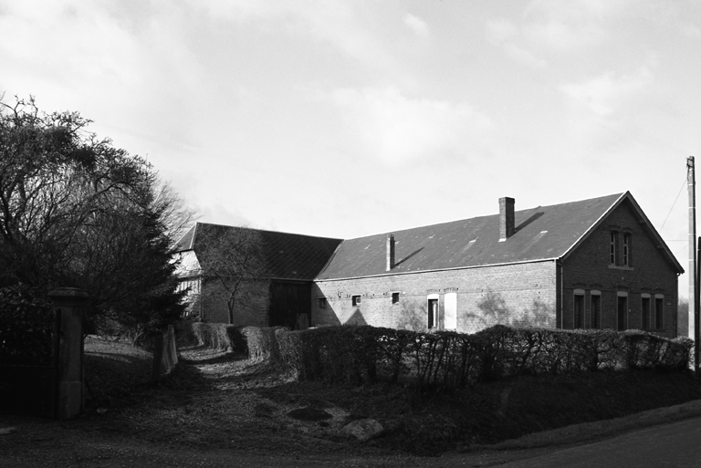 Vue générale depuis le sud-est. ; Esquéhéries, ancienne ferme (étudiée), le Sarrois, 47 route du Grand-Wez.