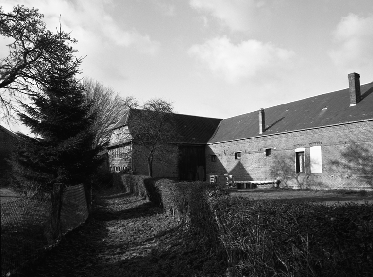 Vue de l'étable et de la grange, depuis le sud-est.