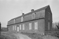 Vue générale sud du logis et de l'etable attenante. ; Boué, ferme (étudiée), 51 rue des Vannois.