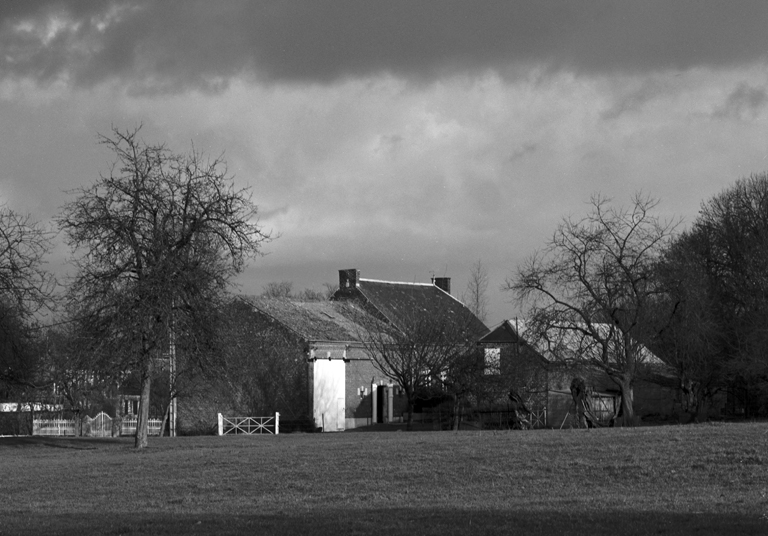 Esquéhéries, ferme, 6 rue du 8-Mai. ; Vue générale dpuis le sud-ouest.