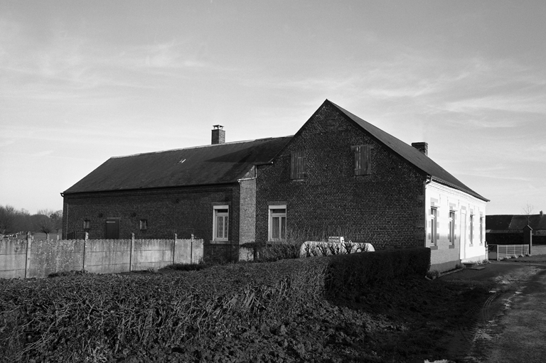 Vue générale, depuis l'ouest. ; Fesmy-le-Sart, ancienne ferme (étudiée), 16 rue de l'Abbaye.