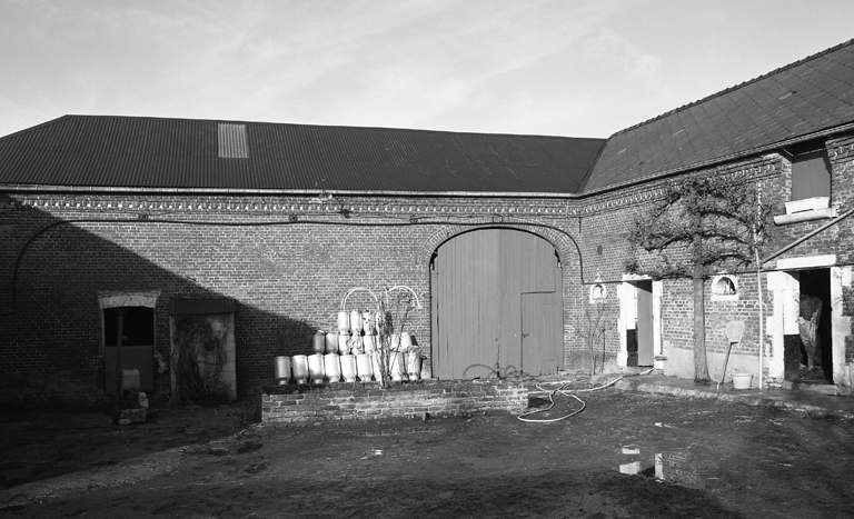 Bâtiment en fond de cour à usage de grange et étable.