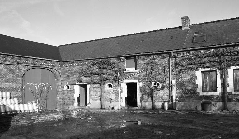 Fesmy-le-Sart, ferme (étudiée), le Bas-de-Saint-Pierre, 11 rue de Saint-Pierre. ; Laiterie, entre le logis et la grange.