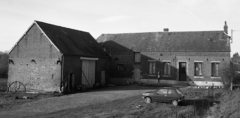 Vue générale depuis l'est. ; Fesmy-le-Sart, ancienne ferme (étudiée), la Fontaine-au-Pain, 9 RN 43.