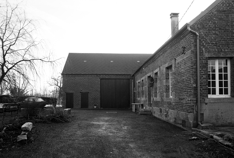 Vue générale de la ferme, depuis la cour. ; Fesmy-le-Sart, ancienne ferme (étudiée), le Sart, 36 Grande-Rue.