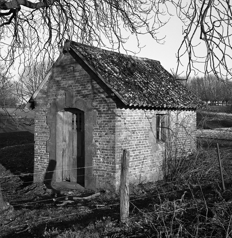 Vue générale, depuis l'ouest. ; Fesmy-le-Sart (rue de Saint-Pierre) : chapelle Saint-Pierre (étudiée), depuis l'ouest.