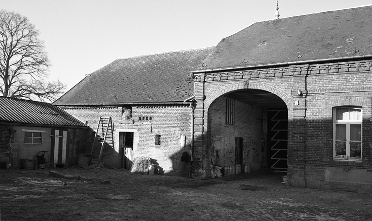 Elévation sur cour du logis et de l'étable voisine.