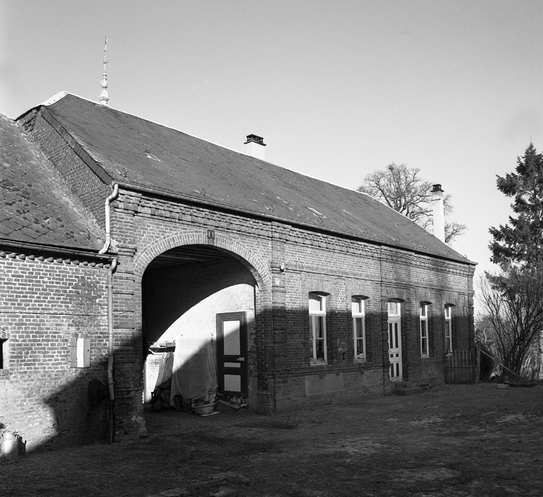 Elévation sur cour du logis et passage menant à l'extérieur.