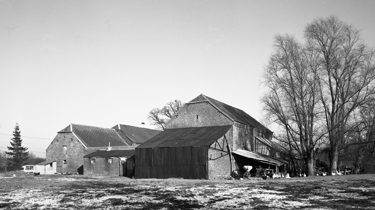 Vue générale, depuis le sud. ; Fesmy-le-Sart, ferme (étudiée), Saint-Pierre, 14 rue de Saint-Pierre.