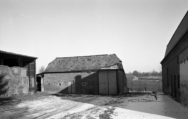 La cour et les dépendances agricoles.