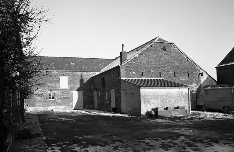 La cour et les étables.