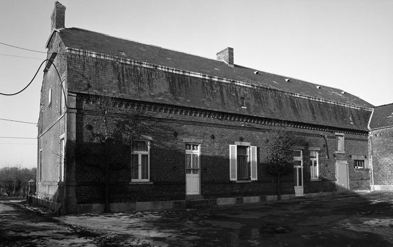 Leschelle. Ferme (étudiée), à Hennepieux. ; Le logis. Façade sur cour.