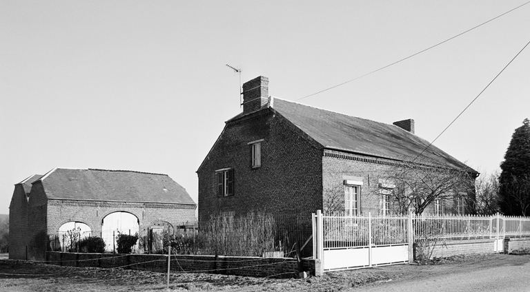 Vue générale depuis l'ouest. ; Bergues-sur-Sambre, ferme (étudiée), 2 rue Jumeau.