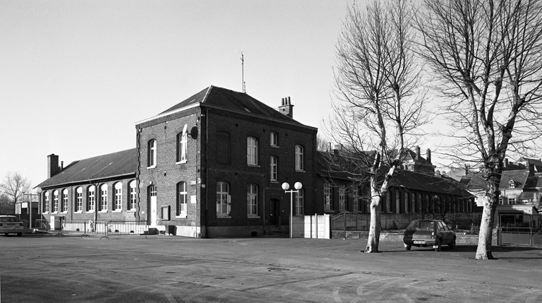 L'école des filles et l'école maternelle.