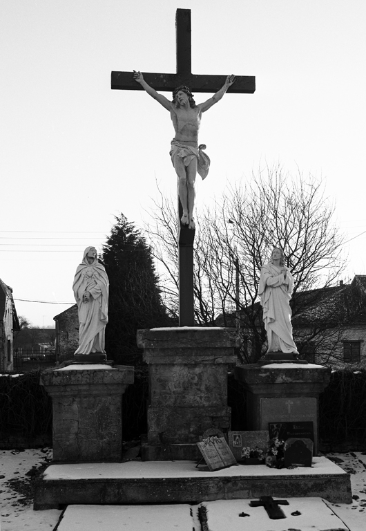 Vue générale du calvaire dans le cimetière. ; Fesmy-le-Sart (rue de l'Abbaye, rue de la Laiterie) : vue générale du calvaire édifié dans le cimetière, 2e quart 20 siècle.