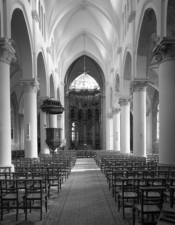 Vue intérieure vers le choeur.