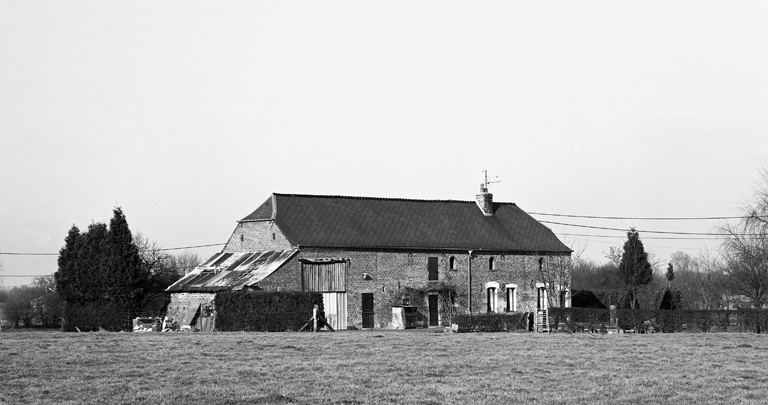 Le Nouvion-en-Thiérache. Ferme (étudiée),  38 chemin de Beaucamp à la Fontaine des Pauvres. ; Vue générale.