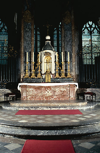 Vue d'ensemble de l'autel en marbre, du tabernacle en chêne, de l'exposition en marbre et chêne peint en blanc.