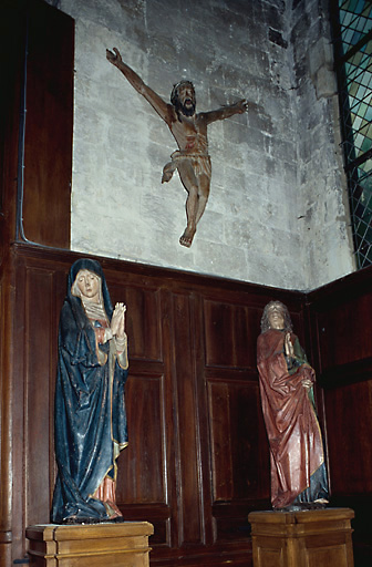 Vue d'ensemble des statues de la Vierge et de saint Jean.