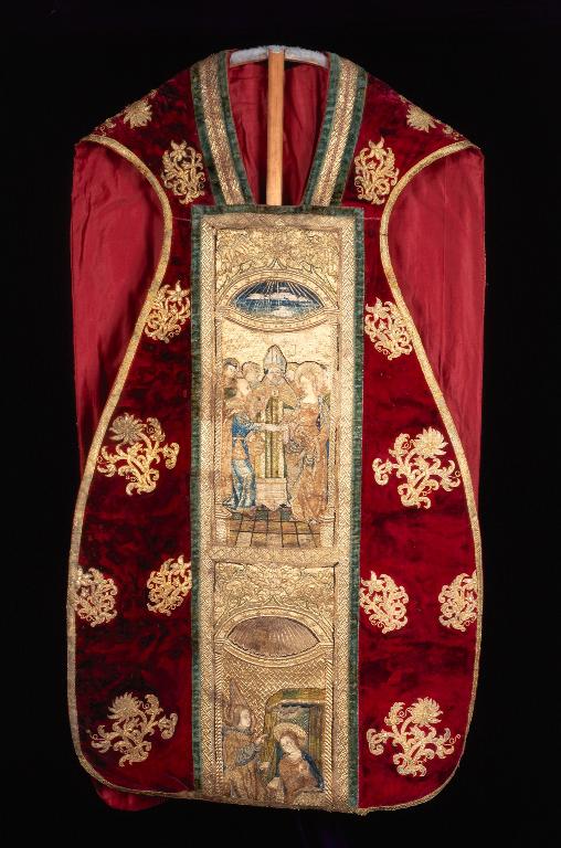 Vue de la chasuble, de face. ; Vue du devant de la chasuble.