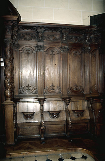 Vue des lambris et de 3 stalles situées à droite de la porte sud du choeur des religieuses.